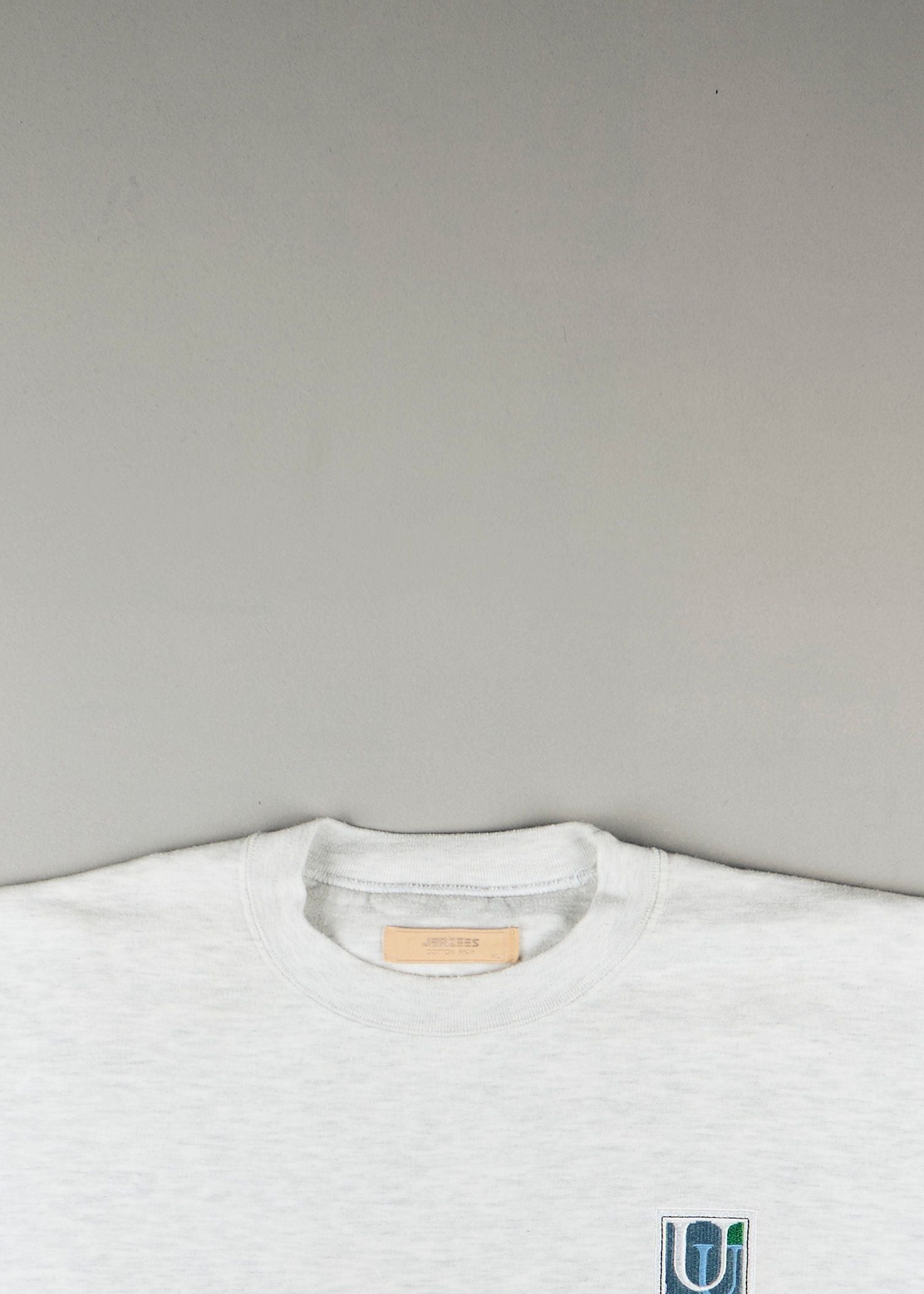 - Sweatshirt (XL)