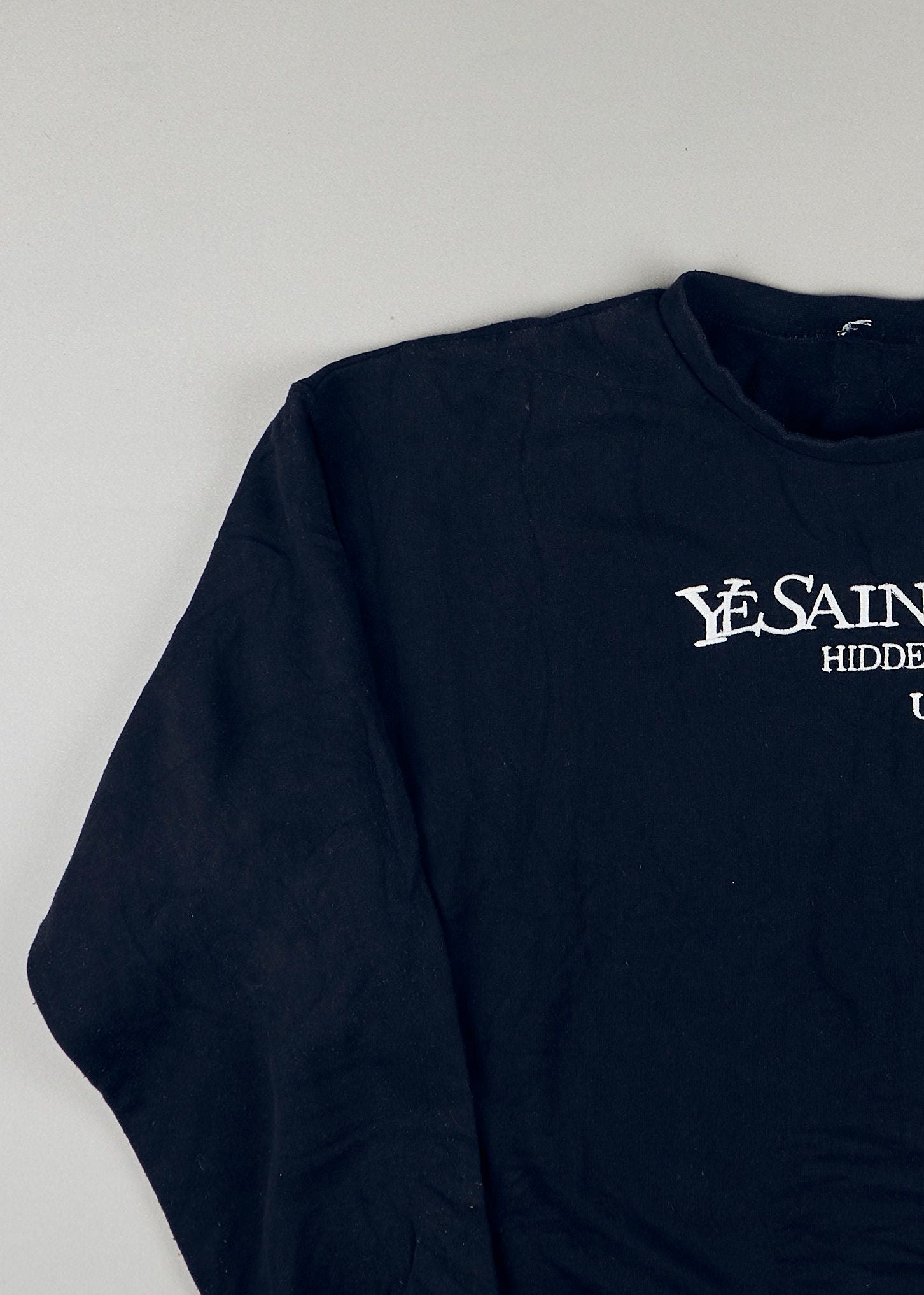 - Sweatshirt (S)